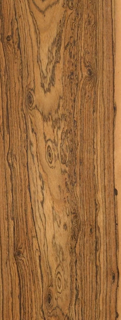 黄金檀的芯材颜色多为棕黄色或深褐色，带黑色条纹，而且会随着树龄的增长颜色会变深。 在纹理方面，通常是非常明显相互交错，质地均匀带有油蜡效果，板面有良好的光泽度。.webp.jpg