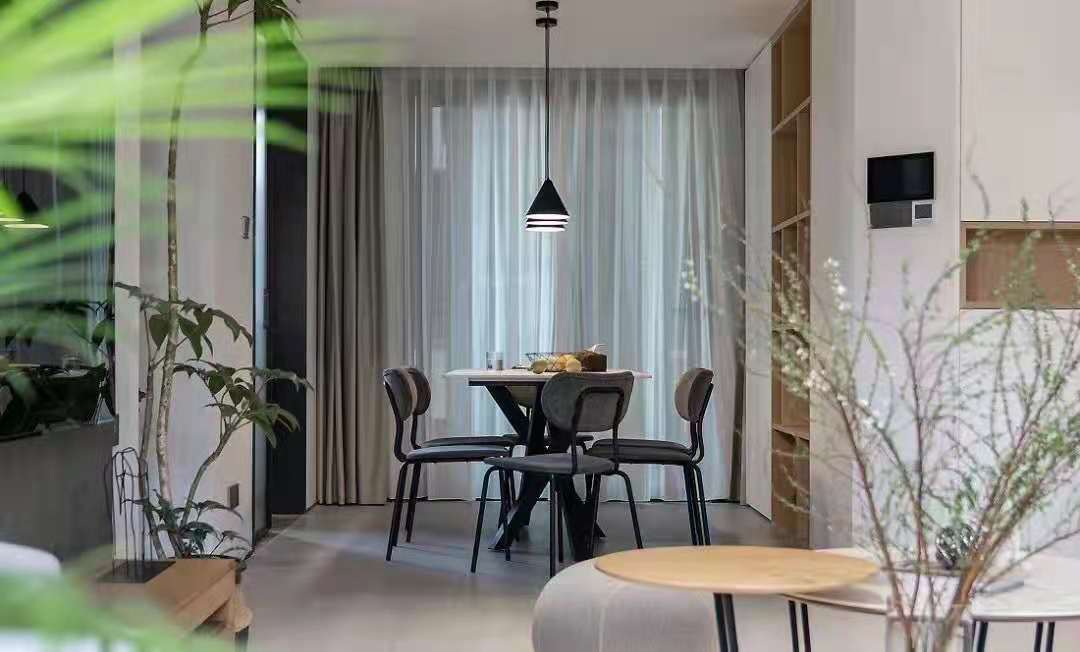 自然舒适的木饰面, 温柔色调的软装，让整个空间更具治愈感和亲和力，加上生活的烟火气，安静而温馨，平淡而简单。 (3).jpg