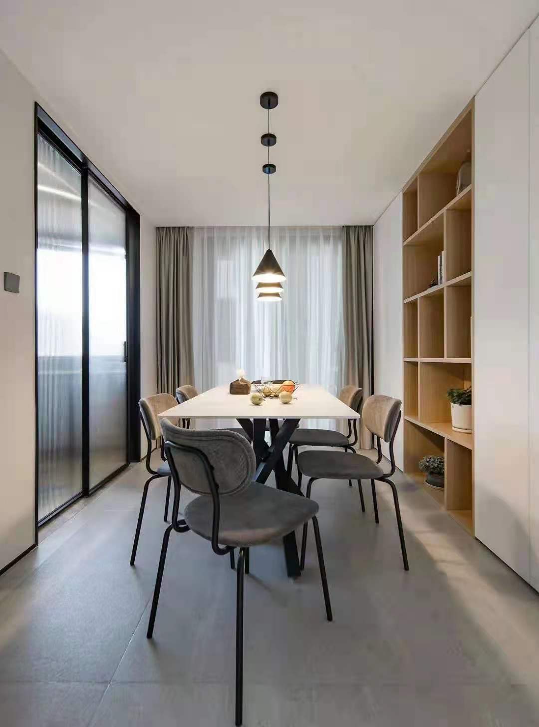 自然舒适的木饰面, 温柔色调的软装，让整个空间更具治愈感和亲和力，加上生活的烟火气，安静而温馨，平淡而简单。 (2).jpg