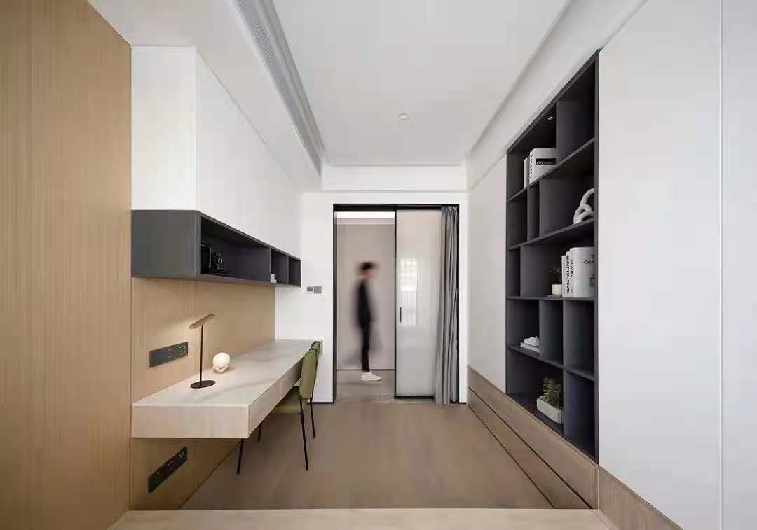 自然舒适的木饰面, 温柔色调的软装，让整个空间更具治愈感和亲和力，加上生活的烟火气，安静而温馨，平淡而简单。 (4).jpg