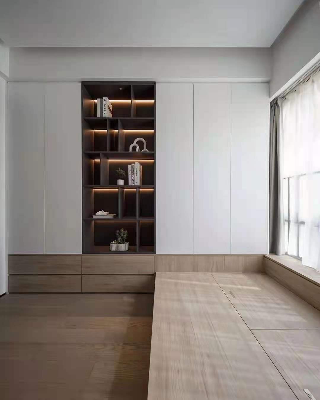 自然舒适的木饰面, 温柔色调的软装，让整个空间更具治愈感和亲和力，加上生活的烟火气，安静而温馨，平淡而简单。 (1).jpg